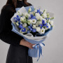 Букет из синих ирисов и белой эустомы фото 3